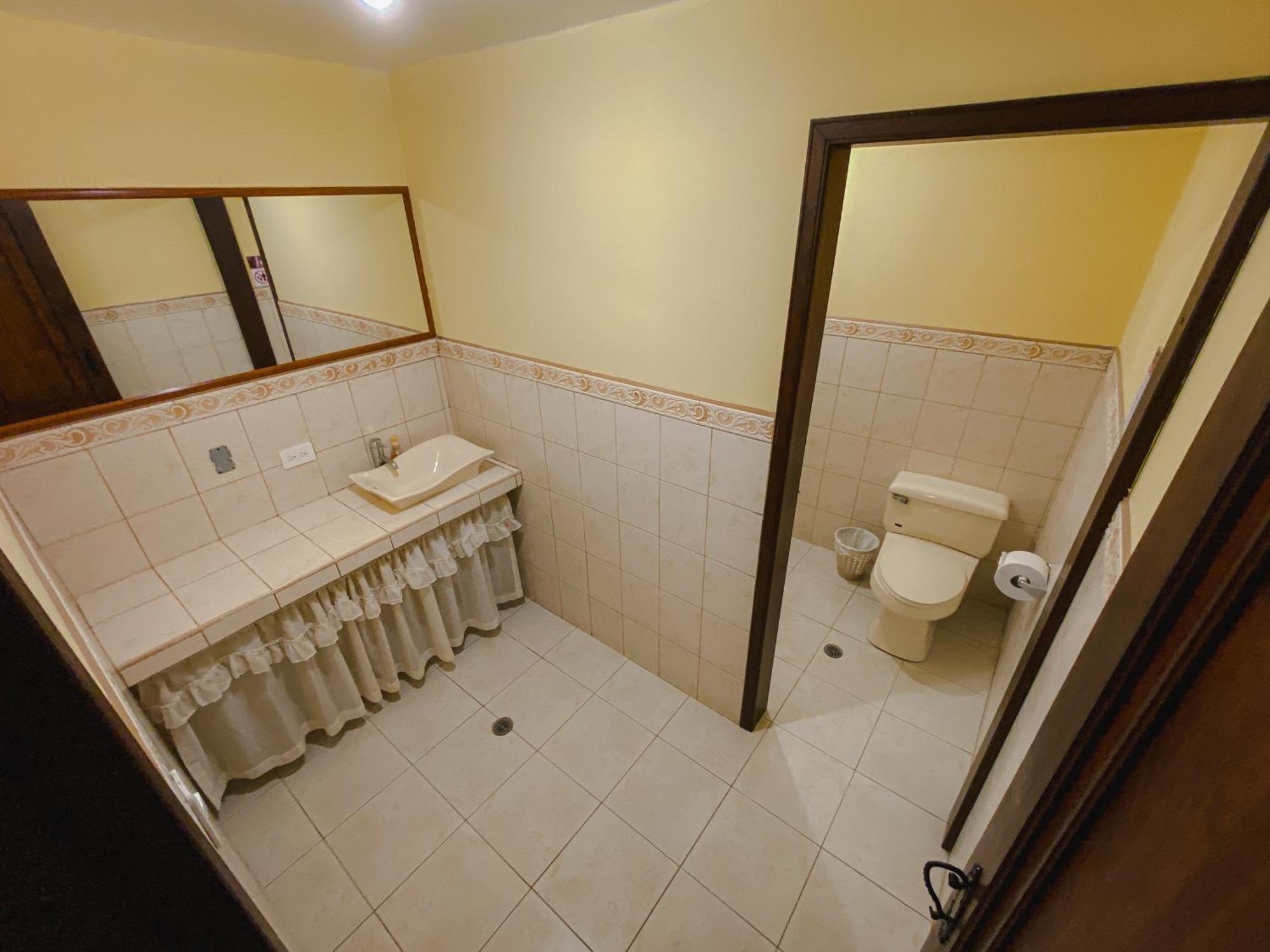 Golden Rest Latacunga Hotel Bilik gambar